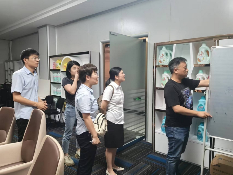 郵儲(chǔ)銀行工作人員走訪企業(yè)了解其產(chǎn)品。郵儲(chǔ)銀行貴州省分行供圖