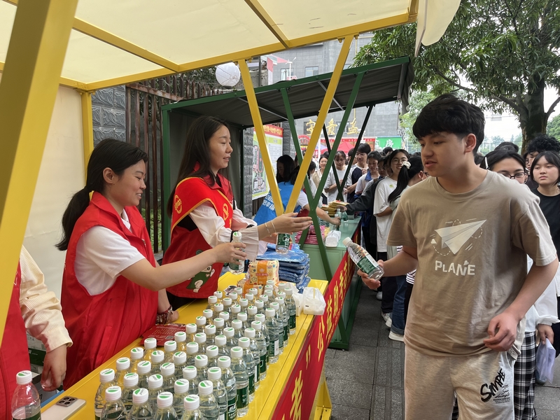 國家稅務總局金沙縣稅務局聯合團縣委、總工會等部門,組織黨員干部在高考期間開設志愿者服務站,為考生發放礦泉水、文具等物資。敖歡攝