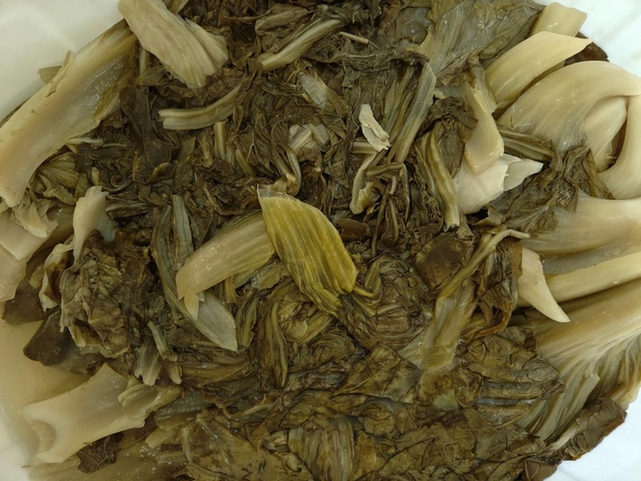 大洪村物業(yè)酸菜廠設(shè)備調(diào)試時(shí)試制的酸菜樣品.jpg
