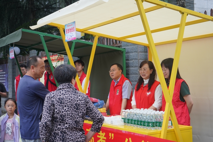 志愿服務點。王方 攝.jpg