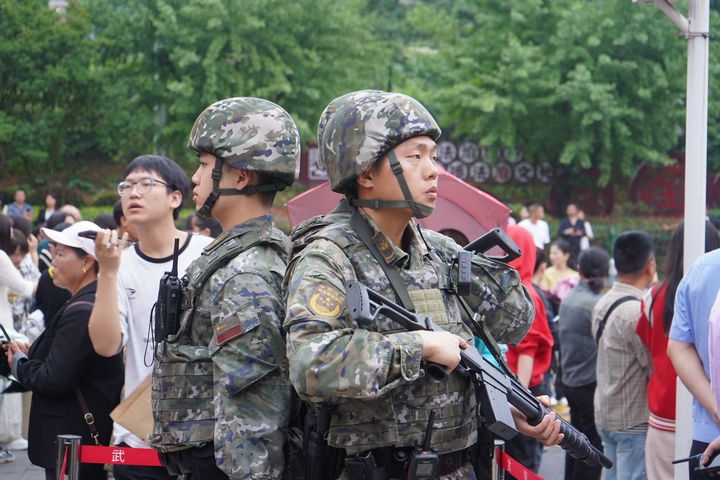 英姿颯爽的“鐵騎”護考隊。黃源匯 攝.jpg