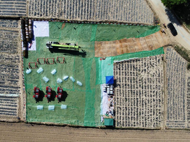 圖為哈密至重慶±800千伏特高壓直流輸電線路工程（甘8標段）張力放線場。