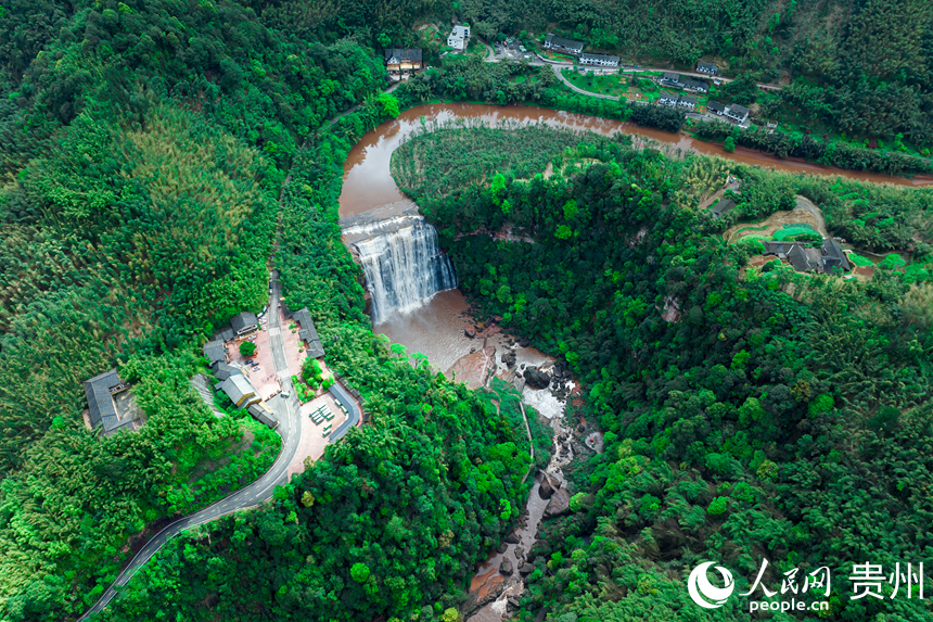 赤水丹霞赤水大瀑布。人民網(wǎng)記者 涂敏攝