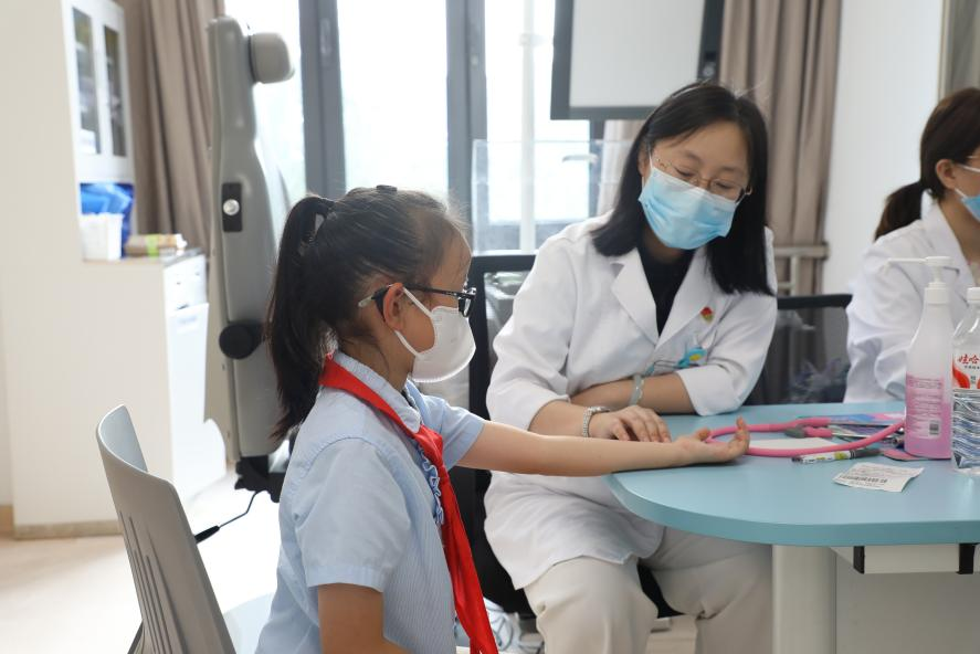 陳佳副主任醫師為患兒看診。