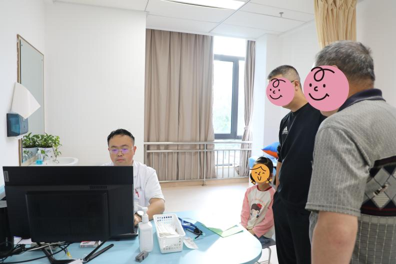 爺爺(右一)、爸爸(右二)陪伴患兒就診。
