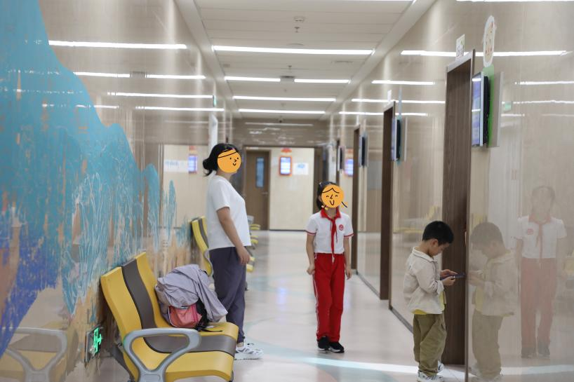 診室外等候就診的家長與患兒。