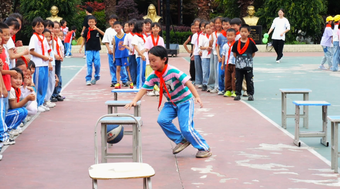 室外團體拓展活動。