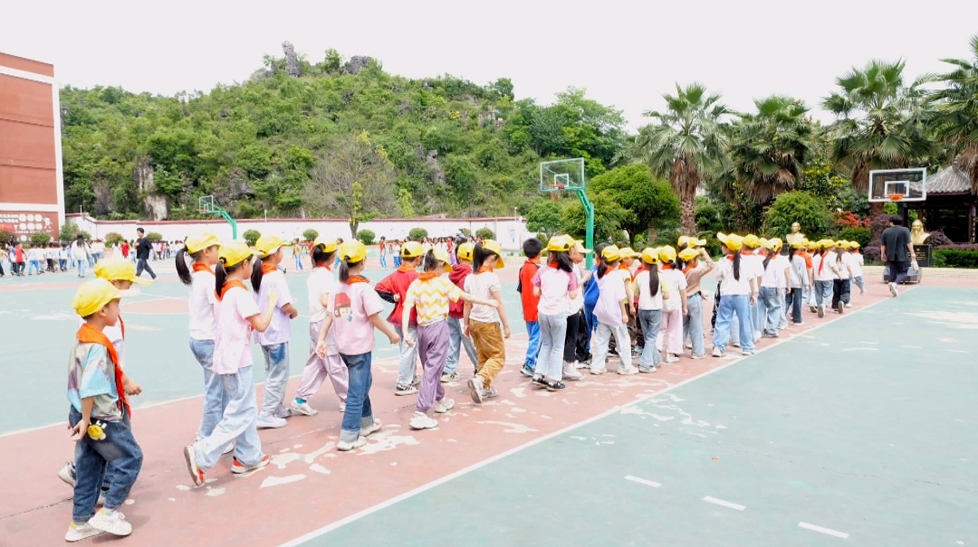 室外團體拓展活動。