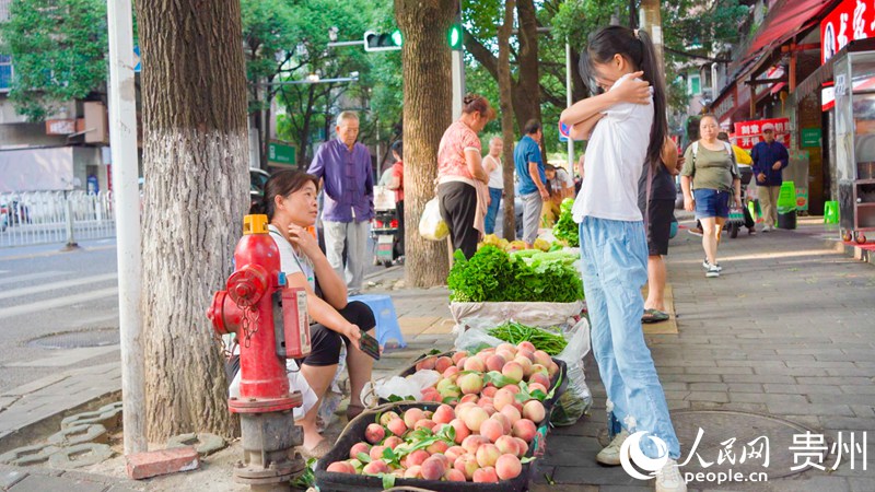 菜農(nóng)到達(dá)市區(qū)售賣(mài)瓜果蔬菜。人民網(wǎng) 陽(yáng)茜攝.jpg