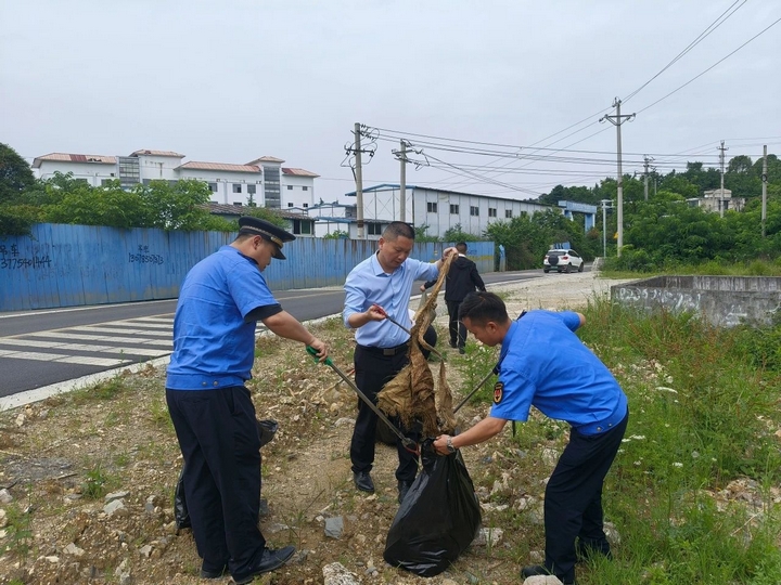 車田村開展“兩清兩改兩治理”工作。