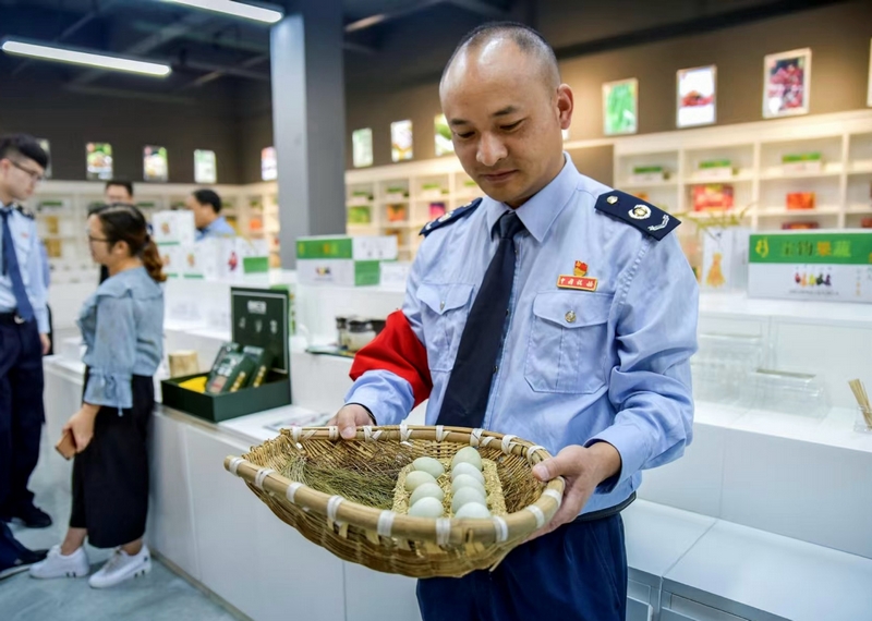 圖為國家稅務總局畢節(jié)高新區(qū)稅務分局派駐赫章雙坪鄉(xiāng)的第一書記周榮正為村民售賣雞蛋。村委會供圖