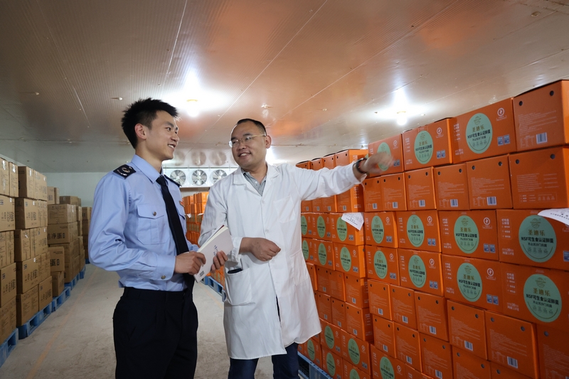 畢節(jié)市高新稅務分局干部在貴州圣迪樂村生態(tài)食品有限公司走訪，調(diào)研粵港澳大灣區(qū)‘菜籃子’生產(chǎn)基地小微企業(yè)生產(chǎn)銷售情況。楊蝶攝