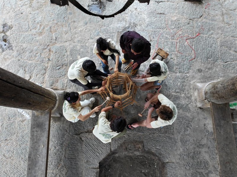 嘉賓們跟著侗族掌墨師陸德懷學習搭建鼓樓。