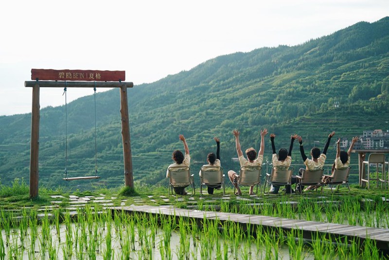 嘉賓們在廈格侗寨梯田邊休息打卡。