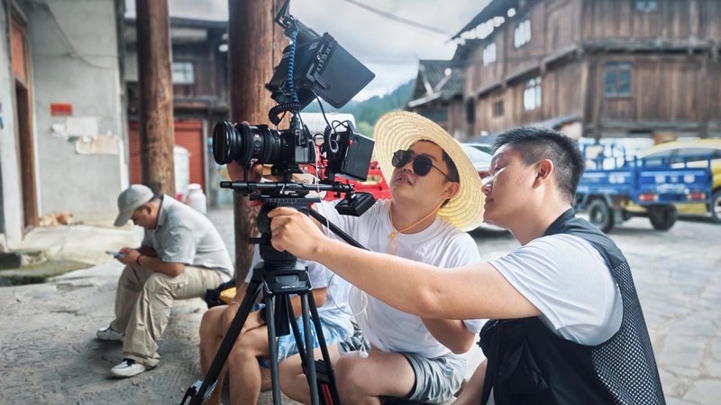 總導演仲明(右二)正在錄制。