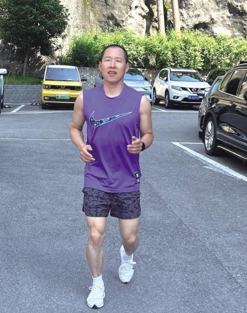 正在晨跑的路長明。