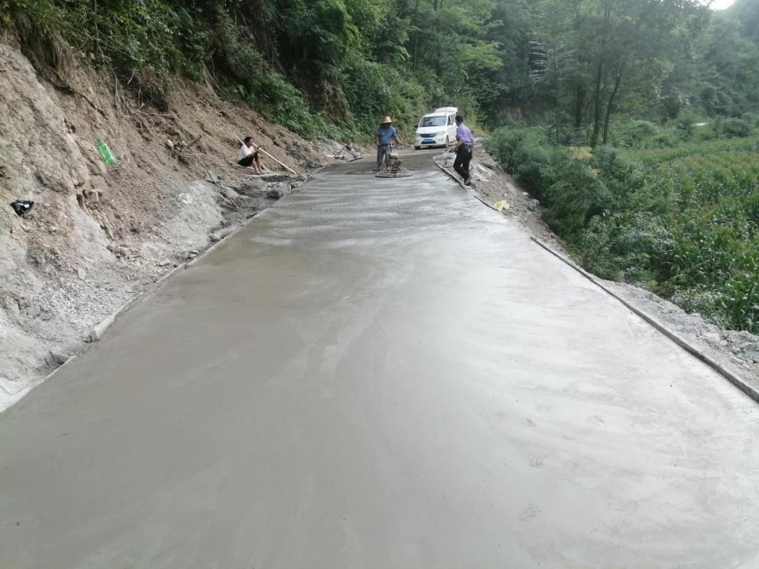 息烽縣青山苗族鄉馬路巖村一組至三組1公里機耕道建設工程施工現場。