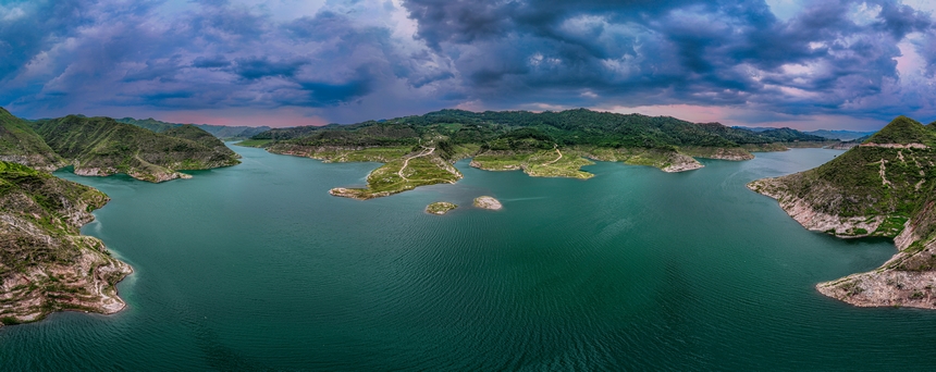 2025年6月14日，在黔西市五里鄉桐山村拍攝的支嘎阿魯湖風光。