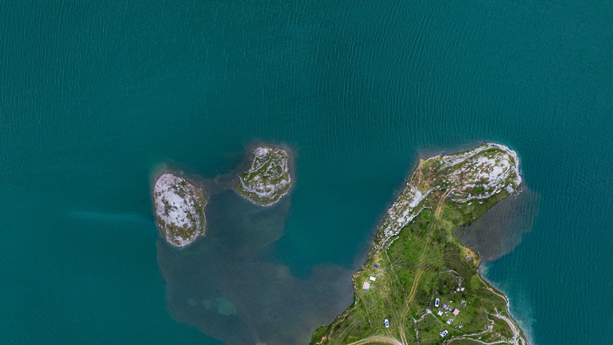 2025年6月14日，在黔西市五里鄉桐山村拍攝的支嘎阿魯湖風光。