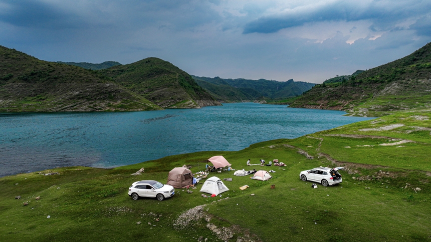 2025年6月14日，游客在黔西市五里鄉桐山村境內的支嘎阿魯湖畔休閑觀光。