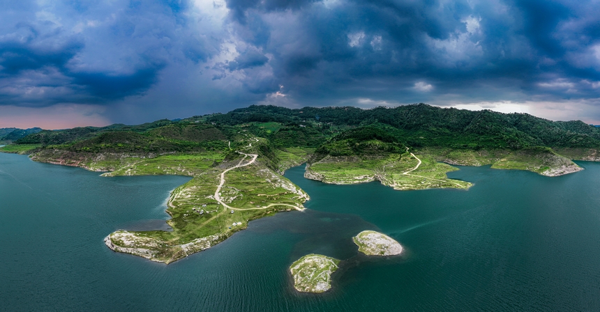 2025年6月14日，在黔西市五里鄉桐山村拍攝的支嘎阿魯湖風光。