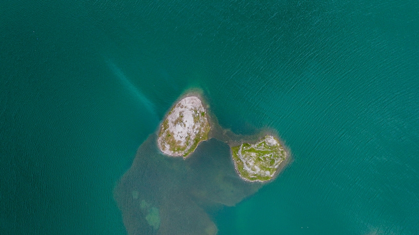 2025年6月14日，在黔西市五里鄉桐山村拍攝的支嘎阿魯湖風光。