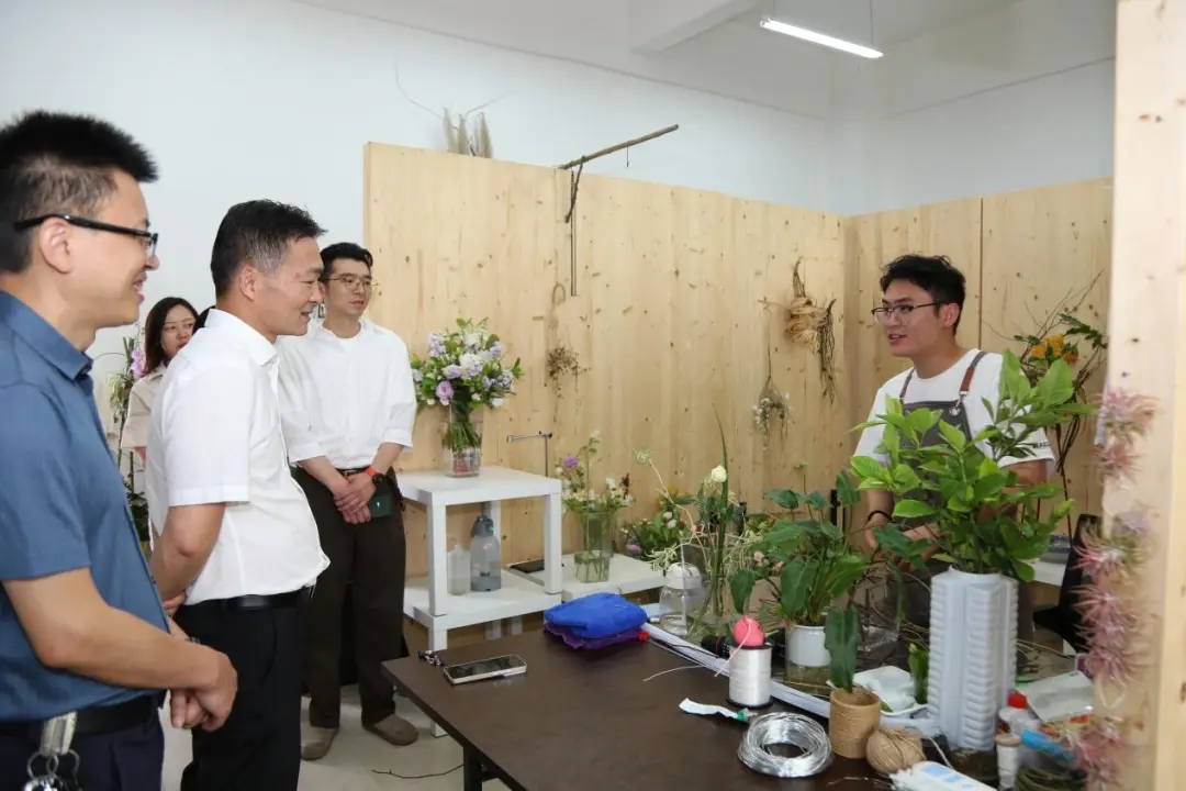 肖震看望慰問花藝賽項備賽選手。龍毅攝