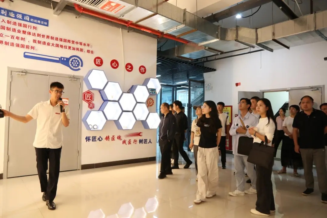 聽取各工種進行過程性評價和示范講解。袁坤攝