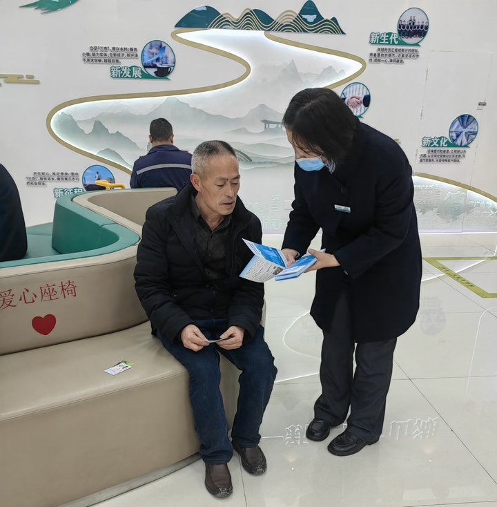 農行貴陽分行網點工作人員向老年客戶介紹安全用卡金融知識。