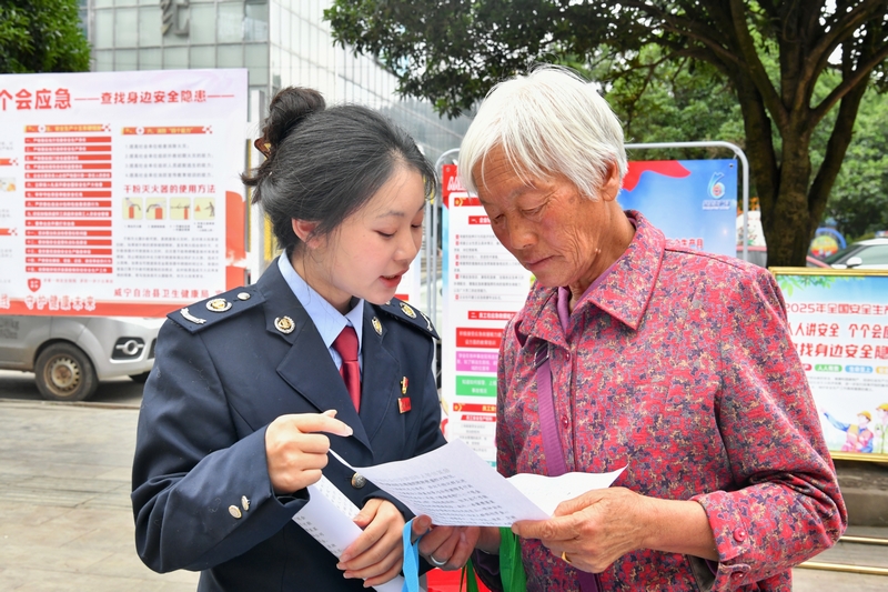 稅務人員向過往群眾宣傳非法集資的危害。張瑜顯攝