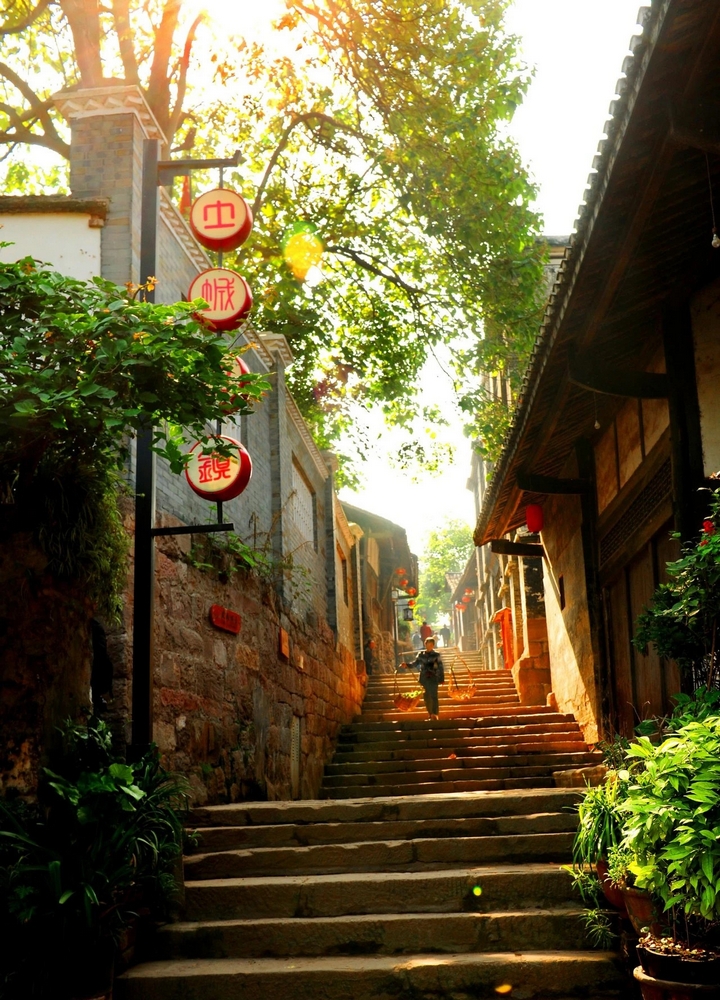 土城石板古街,陽光灑落,紅韻與古韻交融,藏習水人文密碼 。習水縣融媒體中心供圖.jpg