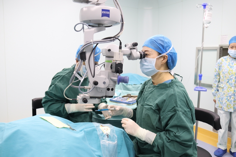 醫(yī)生在為患者實(shí)施手術(shù)。