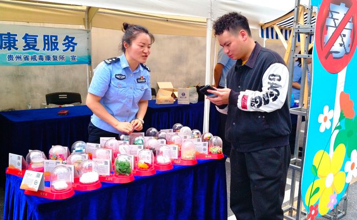 群眾在民警的指導下，用手機掃碼了解毒品詳細的特征.jpg