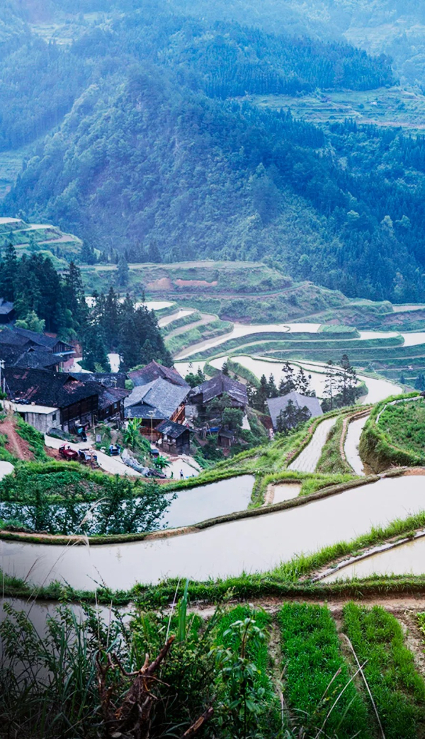 電影《我和我的家鄉(xiāng)》之《天上掉下個UFO》單元中,貴州雕琢千年的大地曲線。圖/電影我和我的家鄉(xiāng)微博