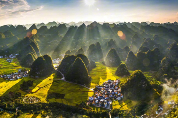 到“黃小西吃晚飯”,賞世界級山水畫卷,一直是游客到訪貴州的熱門選擇。圖/貴州圖片庫