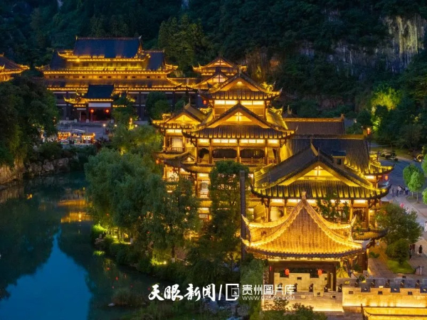 織金平遠古鎮(zhèn)燈火闌珊,那金色的光芒如絲線般交織,將亭臺樓閣、軒榭廊坊映照得美輪美奐。王洋/攝