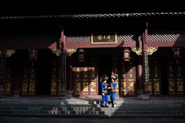 苗王城喜迎八方客,體驗苗族風情。齊黔書/攝