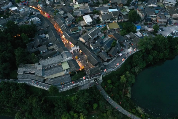 青巖古鎮(zhèn),一座被時光反復摩挲的古鎮(zhèn)。喬啟明/攝