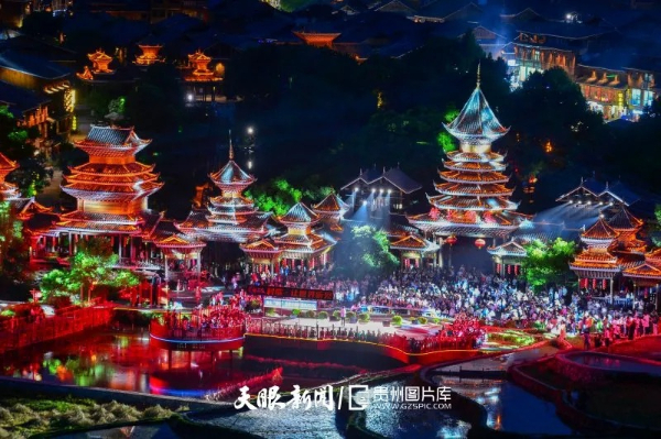 侗族群眾在黎平縣肇興侗寨,為游客演唱侗族大歌。盧忠南/攝