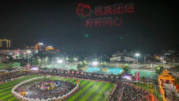 2025貴州村超開幕式暨“村超村晚”場面熱鬧非凡,民族風與體育激情在這里相互碰撞。尹剛/攝