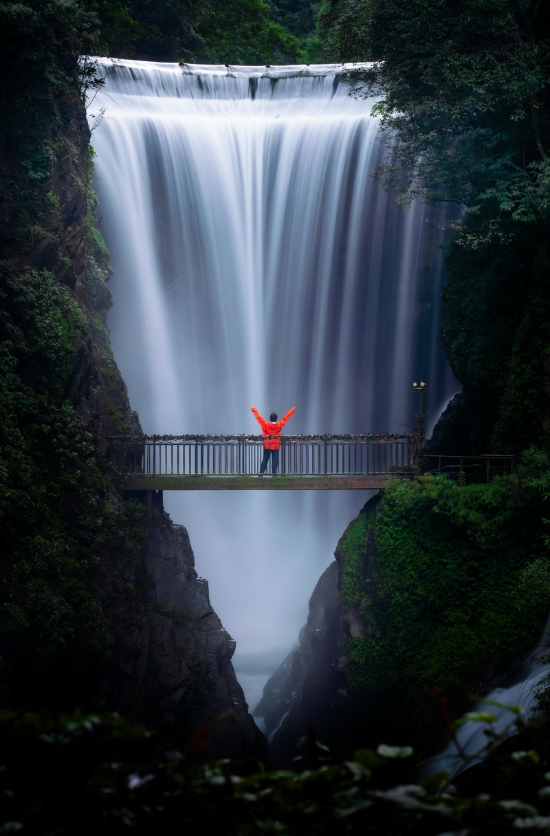 《匯聚而下》。劉欽攝