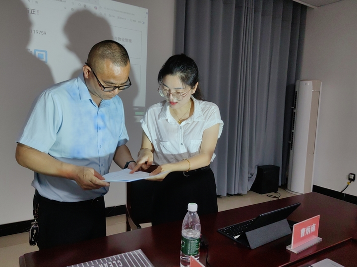 “圖為：法治體檢”服務(wù)團走進(jìn)石阡吉豪物業(yè)服務(wù)有限公司開展法治體檢，發(fā)放法律宣傳資料 (2).jpg