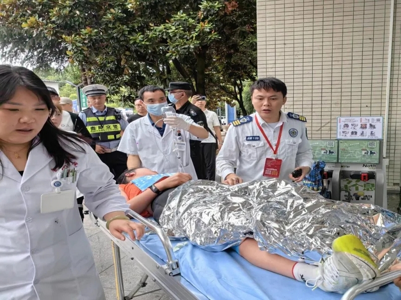 貴陽市二醫(yī)圓滿完成2025貴陽國(guó)際馬拉松賽事醫(yī)療保障任務(wù)。