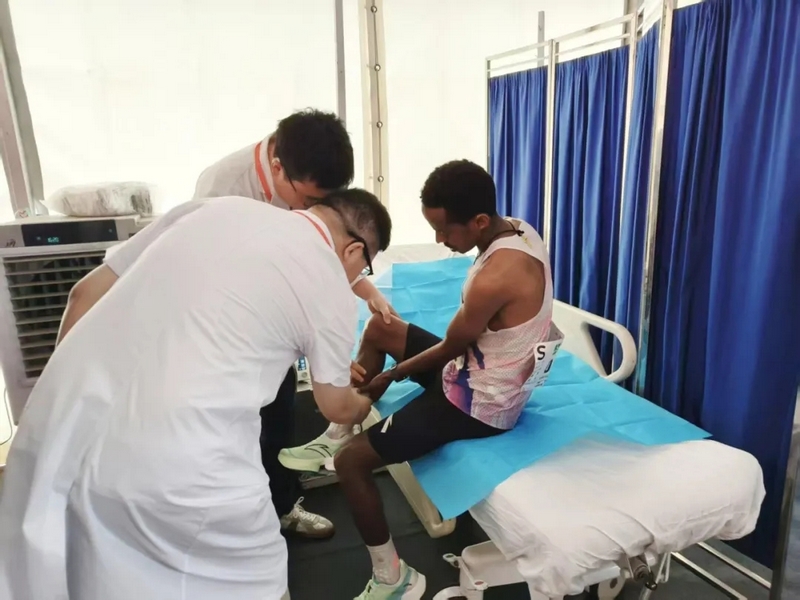 貴陽市二醫(yī)圓滿完成2025貴陽國(guó)際馬拉松賽事醫(yī)療保障任務(wù)。