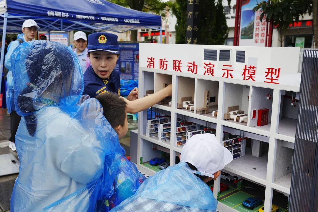 專業隊員講解救援器械。