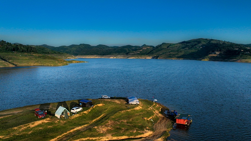 游客在大方縣黃泥塘鎮境內支嘎阿魯湖畔的一個露營基地露營。