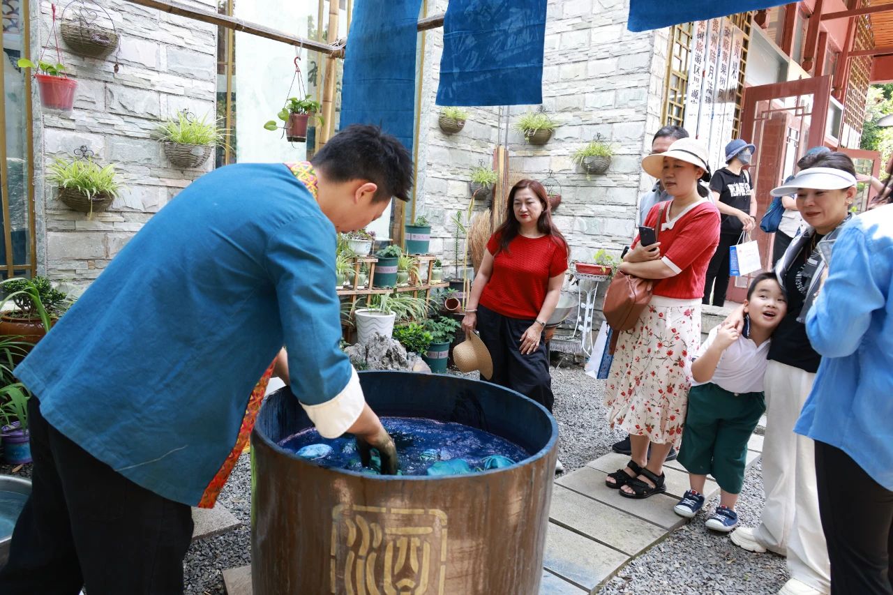 圖為非遺蠟染制作體驗。