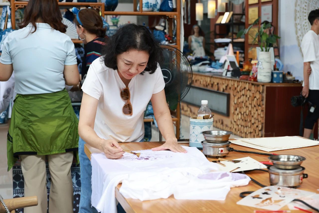 圖為游客體驗非遺蠟染制作過程。