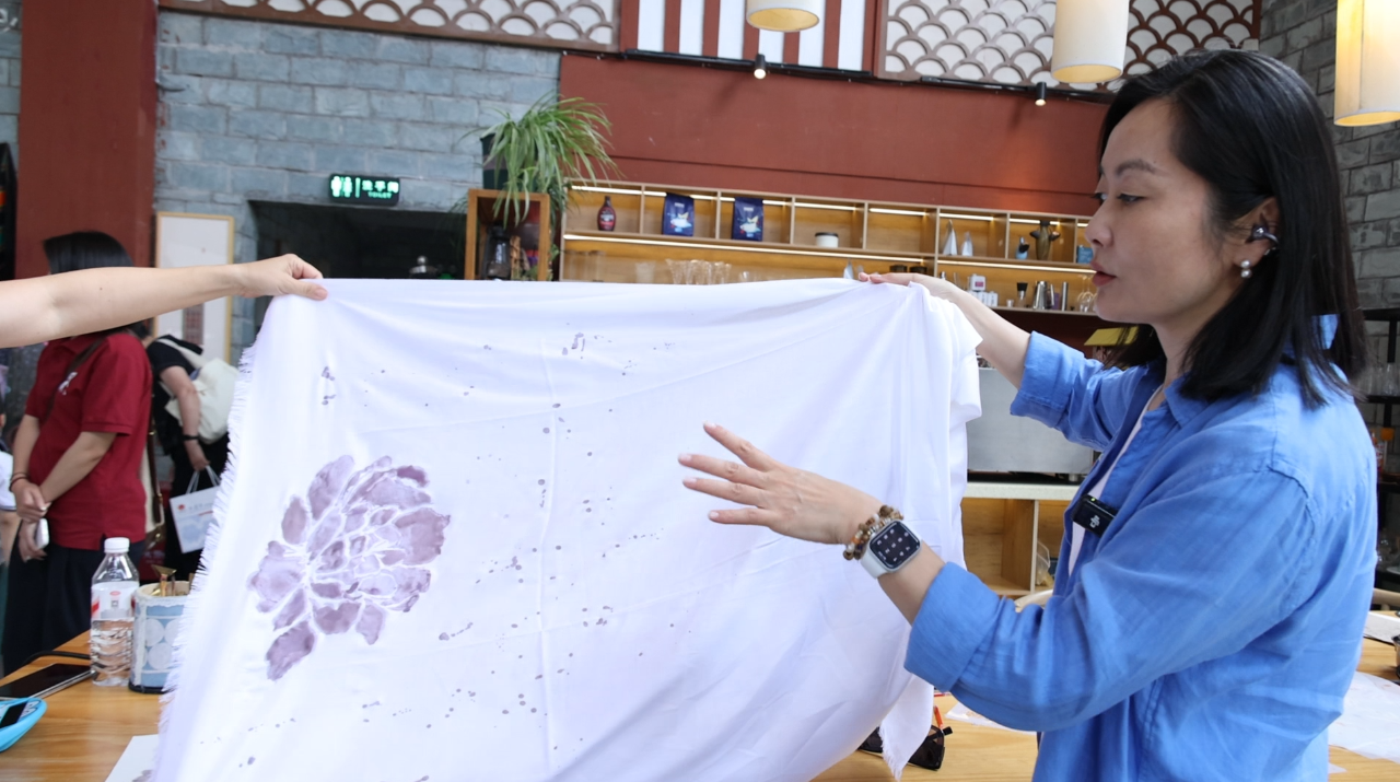 圖為游客們親手制作的蠟染作品。