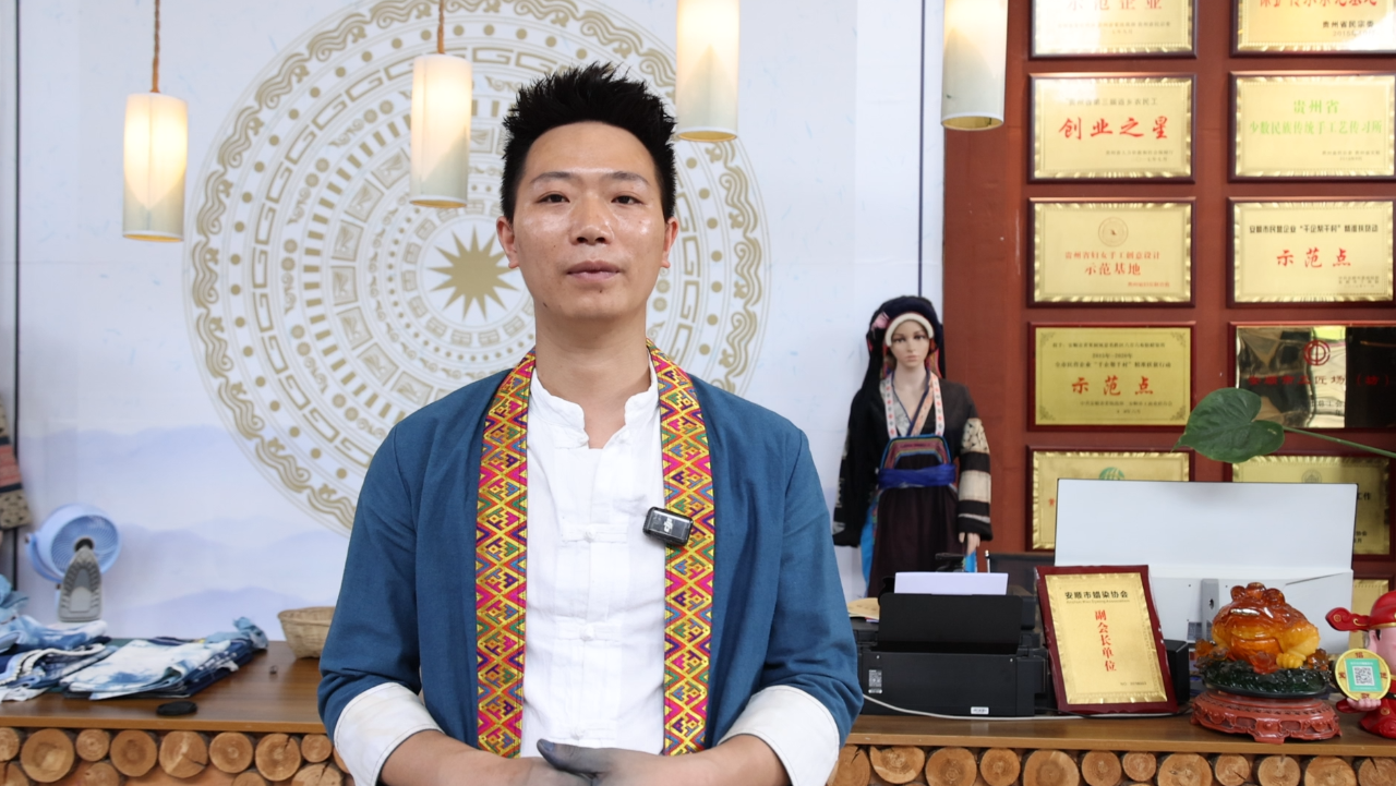 圖為布依蠟染非遺傳承人伍德華作介紹。